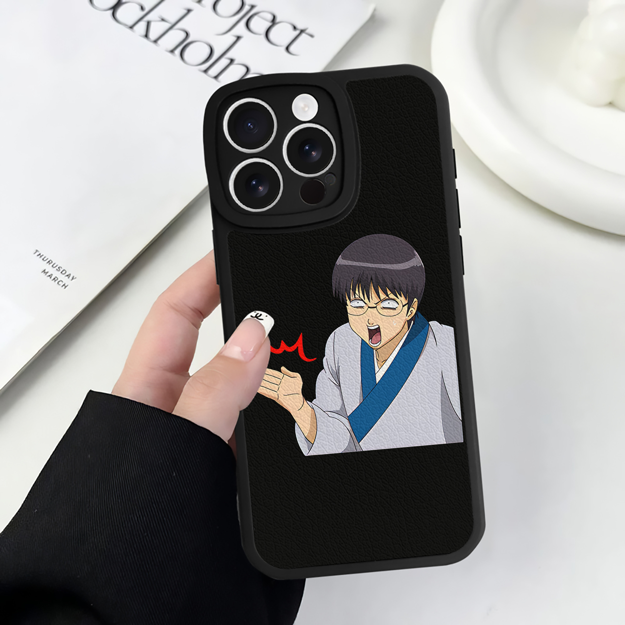 （画像用） ぎんたま 坂田銀時（さかたぎんとき） 神楽 志村新八（しむら しんぱち） GINTAMA Sakata Gintoki Kagura Shimura Shinpachi 【iPhone 16シリーズ対応】シリコンスマホケース（レザー調） 材質：シリコン